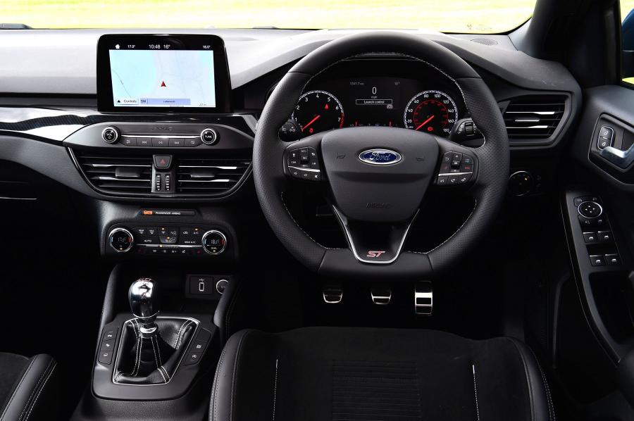 Торпедо Ford Focus ST Estate 2019 года  (UK) (фото 2 из 20)